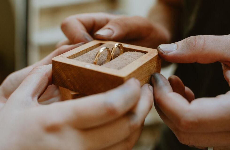 Un emprendimiento de Córdoba propone a las parejas crear sus propias alianzas de casamiento