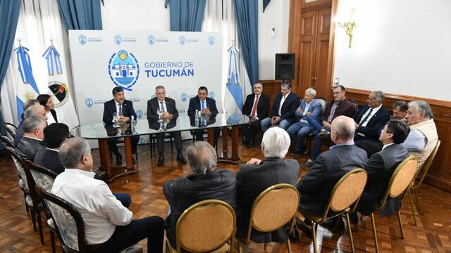 Hubo una reunión en Casa de Gobierno con figuras del interior de la provincia