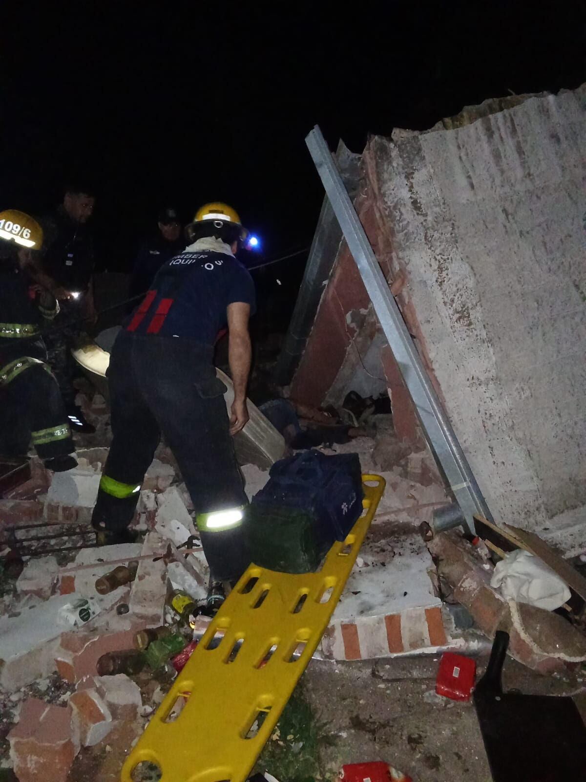 Explotó una garrafa, se derrumbó el techo de una casa y cayó sobre un vecino de Unquillo que está grave