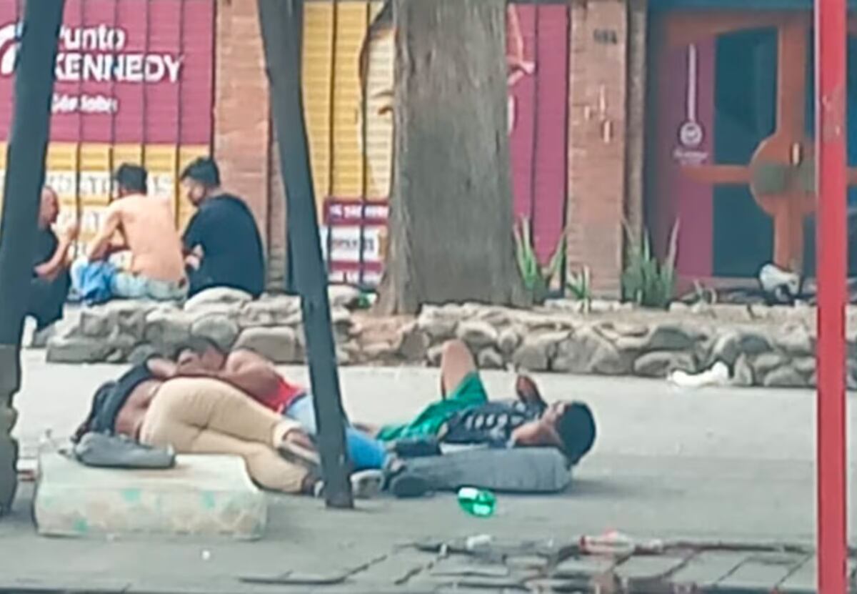 Vecinos denuncian una plaza “tomada” en pleno Centro de Córdoba