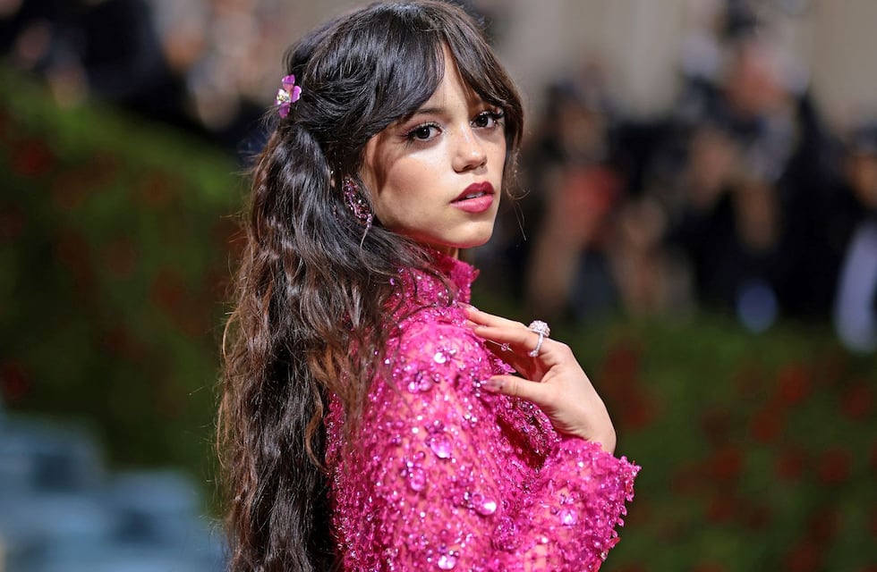 Jenna Ortega sorprendió a sus seguidores al posar con un ‘babydoll’ blanco de encaje y con transparencias