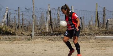 Adriana Astudillo, la joven mendocina que llegó a dirigir un equipo de fútbol.