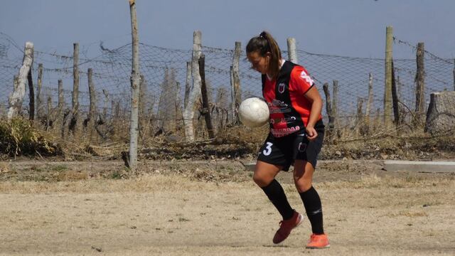 Adriana Astudillo, la joven mendocina que llegó a dirigir un equipo de fútbol.