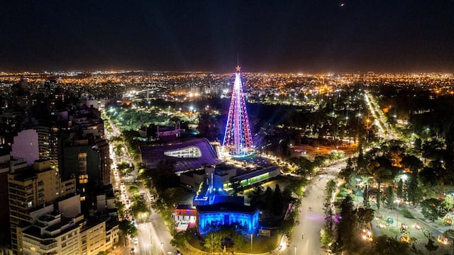 Comienza el armado del árbol de navidad en la ciudad de Córdoba, Argentina.
