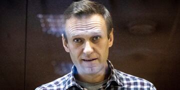 El líder opositor ruso Alexei Navalny en el tribunal en Moscú, el 20 de febrero de 2021.  (Foto AP/Alexander Zemlianichenko)