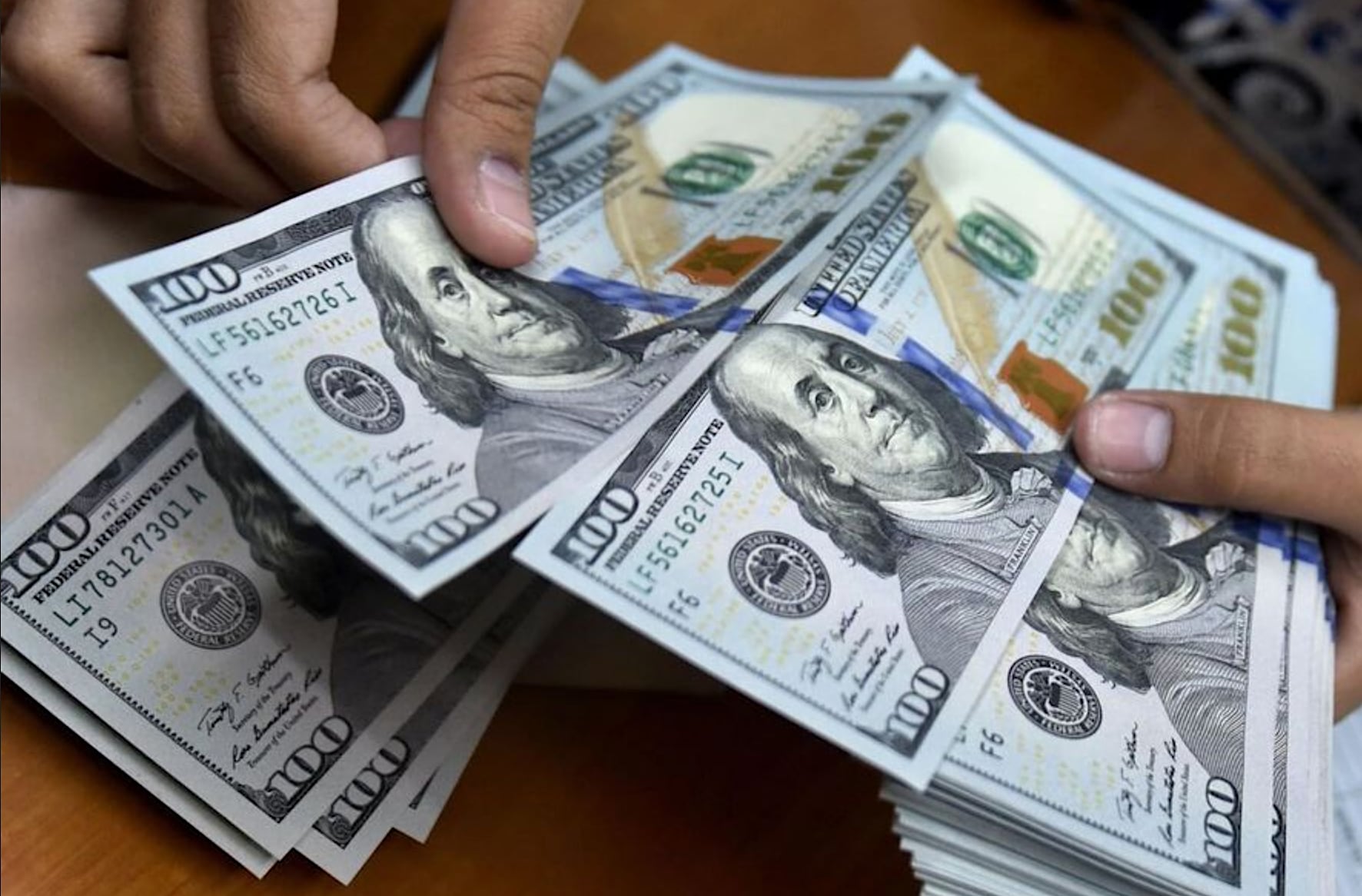 El dólar se mantuvo estable en una plaza convulsionada