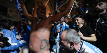 Hinchas del Napoli celebran el gol de Victor Osimhen ante Udinese por la Serie A mientras observan el partido en las calles de Nápoles, el jueves 4 de mayo de 2023, en Nápoles. Foto: AP / Andrew Medichini.
