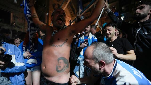 Hinchas del Napoli celebran el gol de Victor Osimhen ante Udinese por la Serie A mientras observan el partido en las calles de Nápoles, el jueves 4 de mayo de 2023, en Nápoles. Foto: AP / Andrew Medichini.