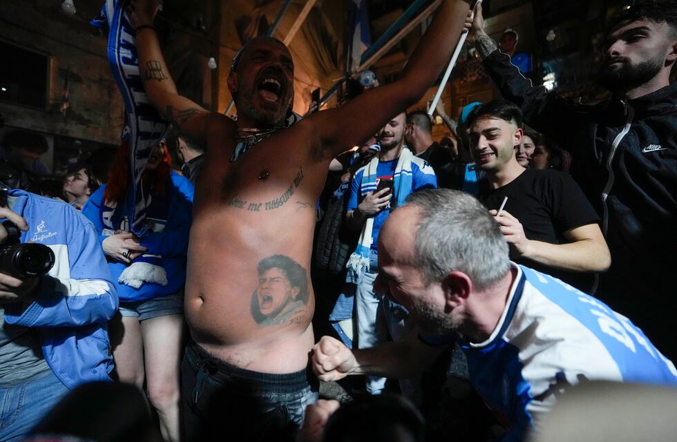 Con Diego Maradona presente en los hinchas, Napoli consiguió su tercer título de Serie A tras 33 años