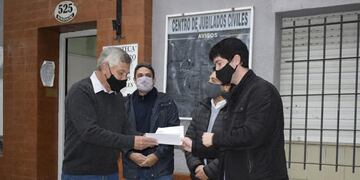 Juan Manuel Hernando entrega subsidio a Centro de Jubilados