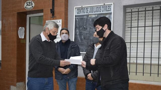 Juan Manuel Hernando entrega subsidio a Centro de Jubilados