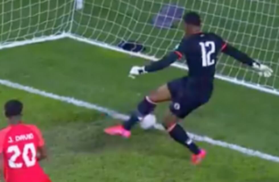 El insólito blooper del arquero de Haití que terminó en gol para el rival