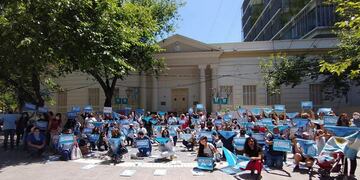Cerca de 150 personas, entre los que se encontraban algunos legisladores, se manifestaron frente a la Legislatura de Mendoza.