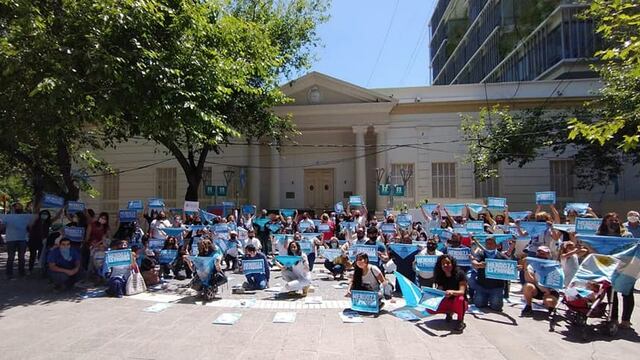 Cerca de 150 personas, entre los que se encontraban algunos legisladores, se manifestaron frente a la Legislatura de Mendoza.