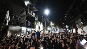 El incómodo momento que vivió un cronista frente al departamento de Cristina Kirchner: “Me metió el dedo...”. (Gentileza Clarín)