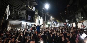 El incómodo momento que vivió un cronista frente al departamento de Cristina Kirchner: “Me metió el dedo...”. (Gentileza Clarín)