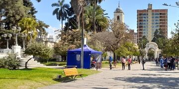 Un puesto de vacunación fue abierto en la plaza Belgrano, en pleno centro de San Salvador de Jujuy.
