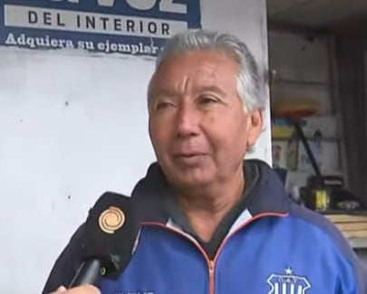 Domingo Rodas, “Nino”, el canillita que abrió su puesto para celebrar su día en Córdoba.