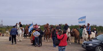 Quienes viven y trabajan en las islas se acercaron a caballo hasta el retorno de la traza.