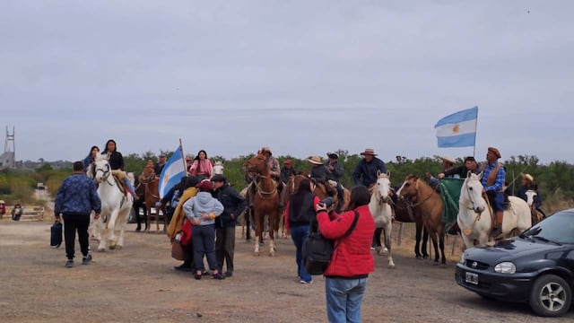 Quienes viven y trabajan en las islas se acercaron a caballo hasta el retorno de la traza.