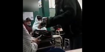 Un video muestra el forcejeo de un alumno y su docente.