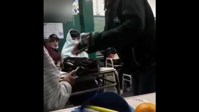 Un video muestra el forcejeo de un alumno y su docente.