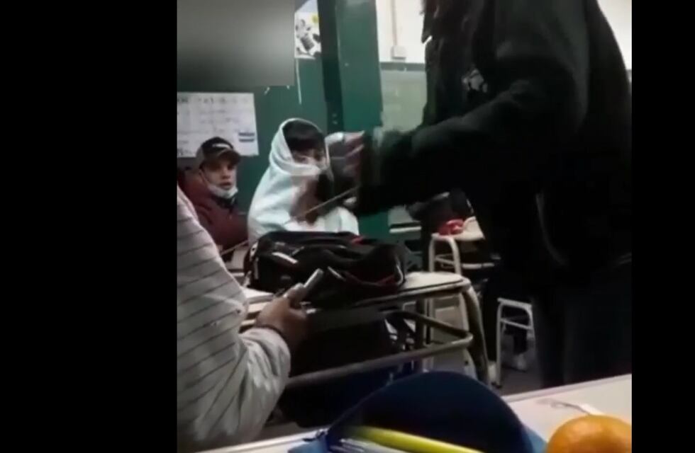 Preocupación en Alta Gracia por un video que muestra el forcejeo de un alumno y su docente