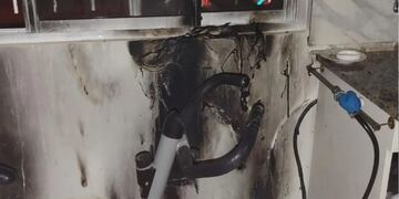 Incendio en una casa en San Juan. La víctima, una anciano ciego de 90 años, fue rescatado por los vecinos. El fuego se originó en la conexión de un aire acondicionado.