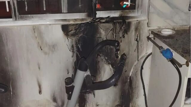 Incendio en una casa en San Juan. La víctima, una anciano ciego de 90 años, fue rescatado por los vecinos. El fuego se originó en la conexión de un aire acondicionado.