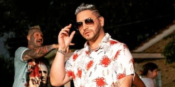 Lucky LGM, junto al boxeador "Patón" Basile, en la grabación de "Pa' no perrear sola".