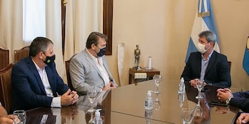 El gobernador de San Juan, Sergio Uñac, recibió este a autoridades de la Dirección Provincial de Vialidad de Santa Fe