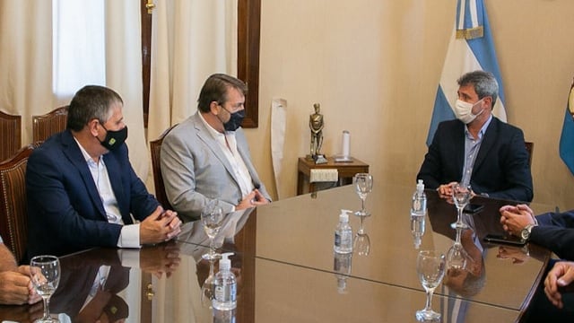 El gobernador de San Juan, Sergio Uñac, recibió este a autoridades de la Dirección Provincial de Vialidad de Santa Fe