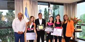 Son de fútbol infantil de Trancas y acróbatas de tela