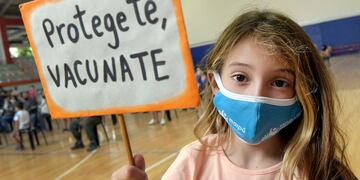 Plan de Vacunación nacional
Se podrá presentar de manera espontánea, sin turno previo, en cualquier sede de vacunación o centro salud habilitado en la provincia. Desde el Gobierno se solicita a la población que se presenten con el carnet de vacunación y el DNI para colocarse la tercera dosis de refuerzo. Las vacunas son Astrazeneca y Sputnik componente 1, y eventualmente Pfizer. 
En la Foto Kaira Motta (9) en el Centro de Vacunación del Estadio Ribosqui en Maipú
Foto: Orlando Pelichotti