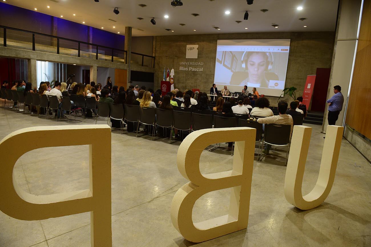 Evacuaron la Universidad Blas Pascal. (José Gabriel Hernández / La Voz)