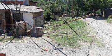 Por el fuerte viento, volaron techos de chapa y cayeron postes en La Falda. (Foto: La Estafeta Online).