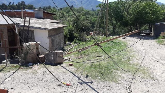 Por el fuerte viento, volaron techos de chapa y cayeron postes en La Falda. (Foto: La Estafeta Online).