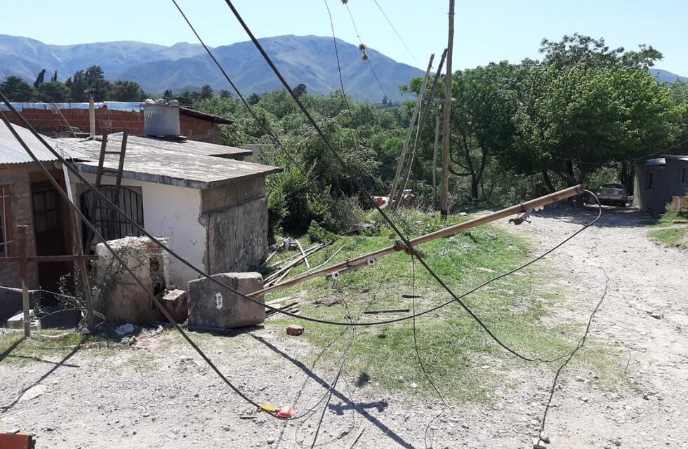 El viento provocó voladura de techos y caídas de postes en La Falda