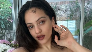 Rosalía impactó con un vestido total black escotado y con plumas