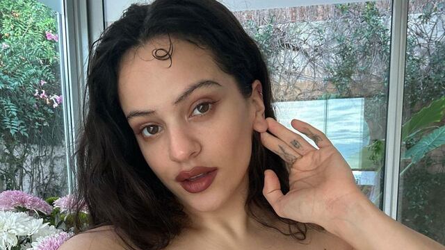 El look total black de Rosalía en el desfile de Christian Dior.