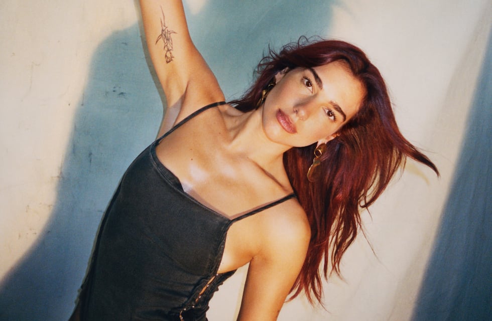 Medias de red y corset ultra escotado: el look desafiante de Dua Lipa que levantó la temperatura