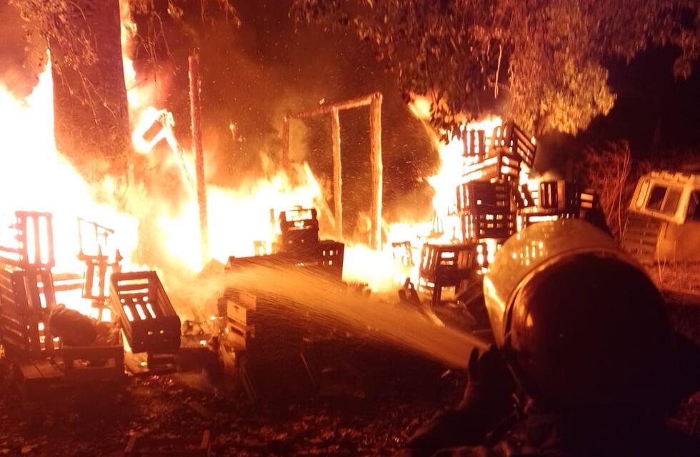 Investigan el origen del incendio en dos depósitos de barrio Villa Retiro