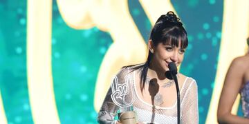 María Becerra ganó un premio en Puerto Rico y le tiró un palazo a Rusherking.