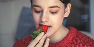 La evidencia científica respalda que comer fruta de noche es seguro para la mayoría y no genera aumento de peso.