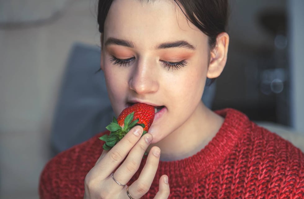 ¿Es bueno o es malo? Qué ocurre cuando comemos fruta de noche, según Harvard