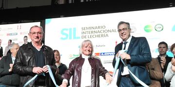 Daniel Costamagna, Norma Bessone y Luis Castellano, en el corte de cintas del 3° Seminario Internacional de Lechería que se realizó en Rafaela