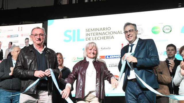 Daniel Costamagna, Norma Bessone y Luis Castellano, en el corte de cintas del 3° Seminario Internacional de Lechería que se realizó en Rafaela