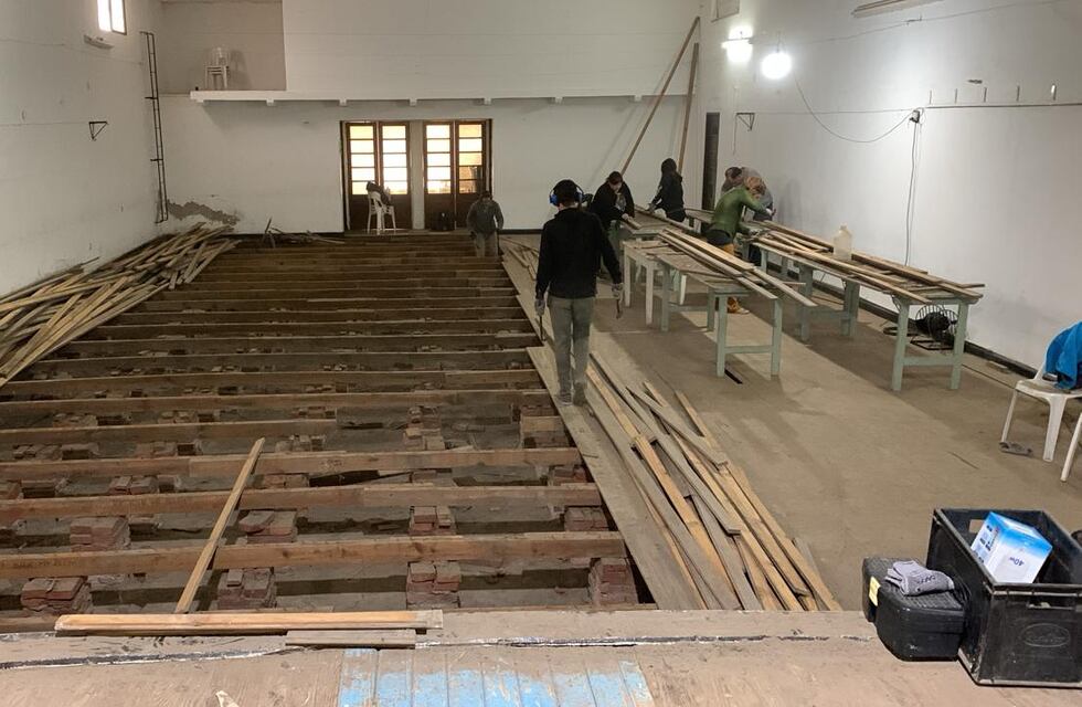 El Club Recreativo Echegoyen renueva el piso de su Salón de Usos Múltiples