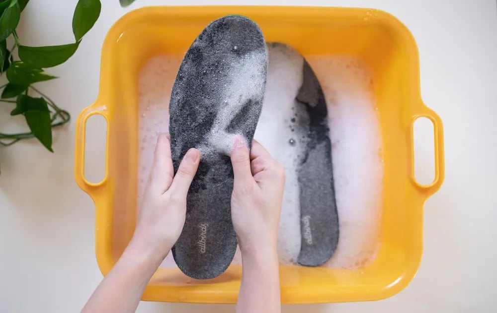 El tip casero para limpiar definitivamente las plantillas de las zapatillas y eliminar las bacterias