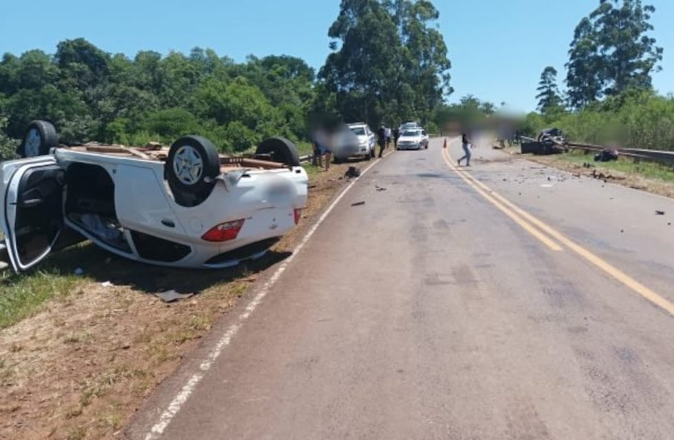 Accidente fatal en El Soberbio terminó con dos fallecidos y una mujer en grave estado